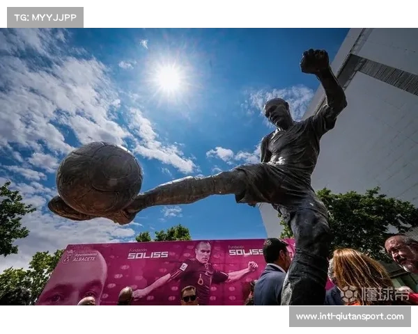 球队名宿雕像在主场揭幕 以表彰其杰出贡献