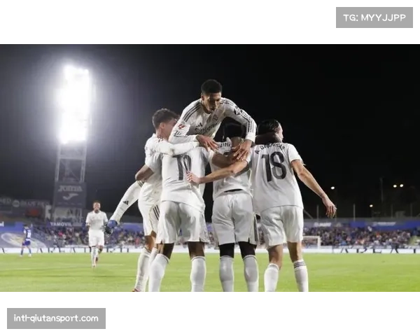 场外聚焦：马德里街头，皇马与拜仁球迷赛前友好合影