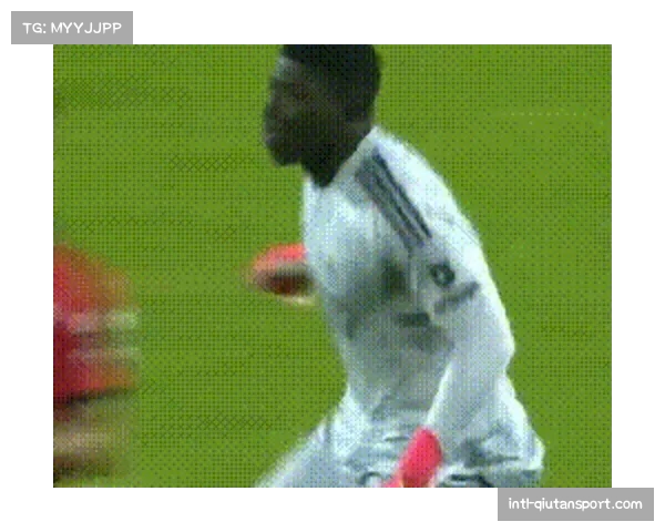 蒙彼利埃门将大脚开球后，球队整体阵型迅速前压，节奏突变